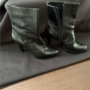 Bandolino Black Heeled Boots Sleek Design